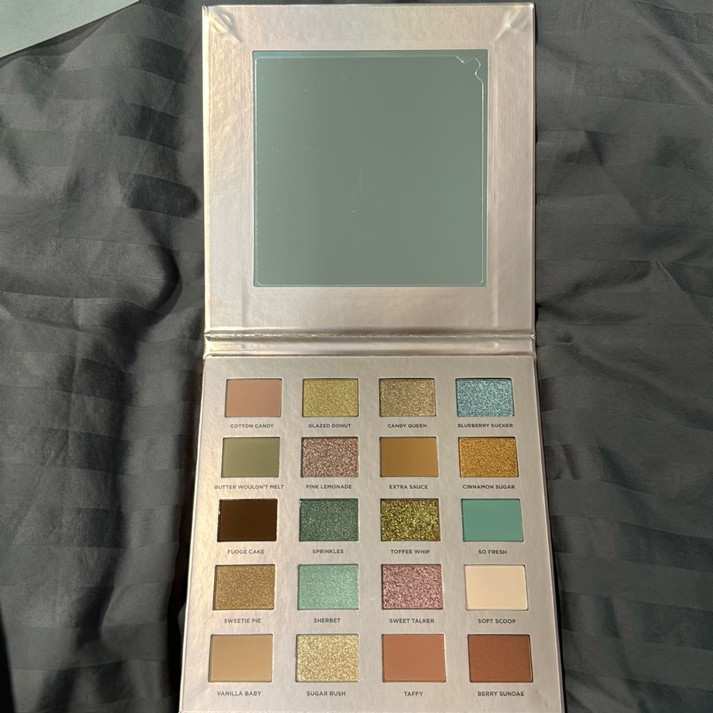 Iconic London: Treat yourself eyeshadow palate